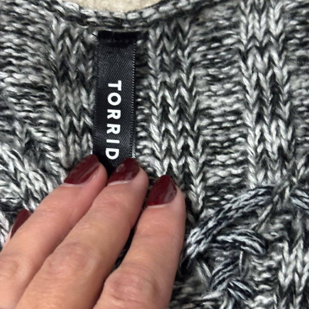 Torrid Gray Cable Knit Poncho Gray Poncho Fringe Tassels Asymmetrical Shawl OS - Picture 7 of 7